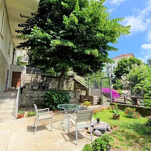  Apartment Garden & View